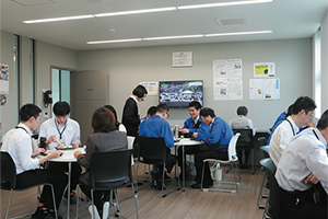 カフェテリアスペースでのランチタイム